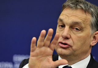 Illustration for article titled Orbán megőszült? Inkább abbahagyta a festetést
